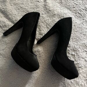 Black velvet heels size 8, excellent used condition